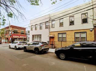 5621 61st St, Maspeth, NY 11378