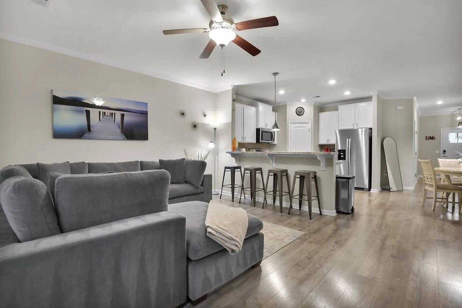 3 bed, 2.0 bath, 1636 sqft, $3,510 — Photo 2