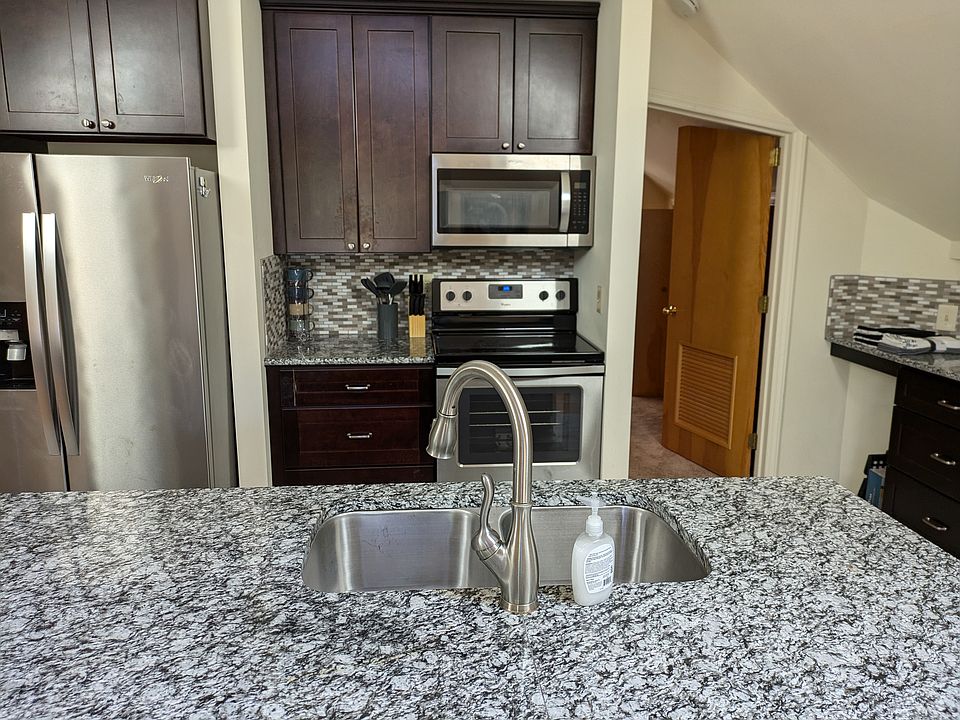 Kitchen -- granite counters, stainless appliances