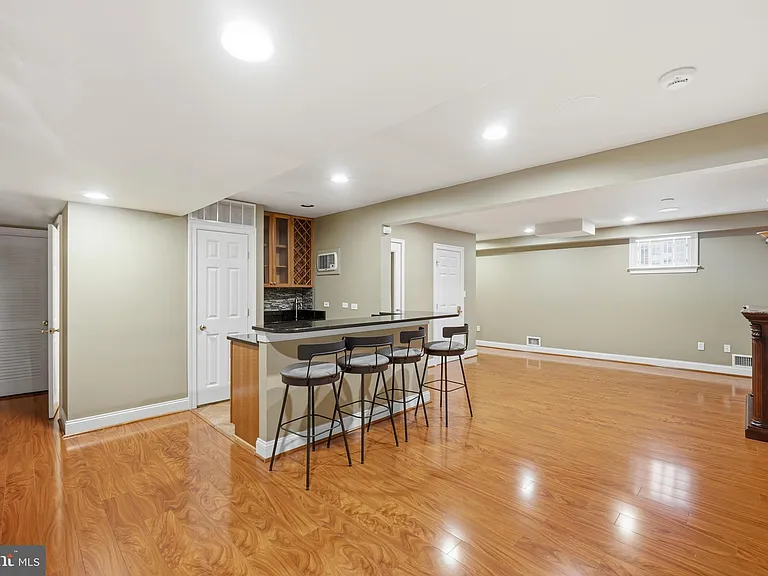 9904 Hall Rd — Photo 30