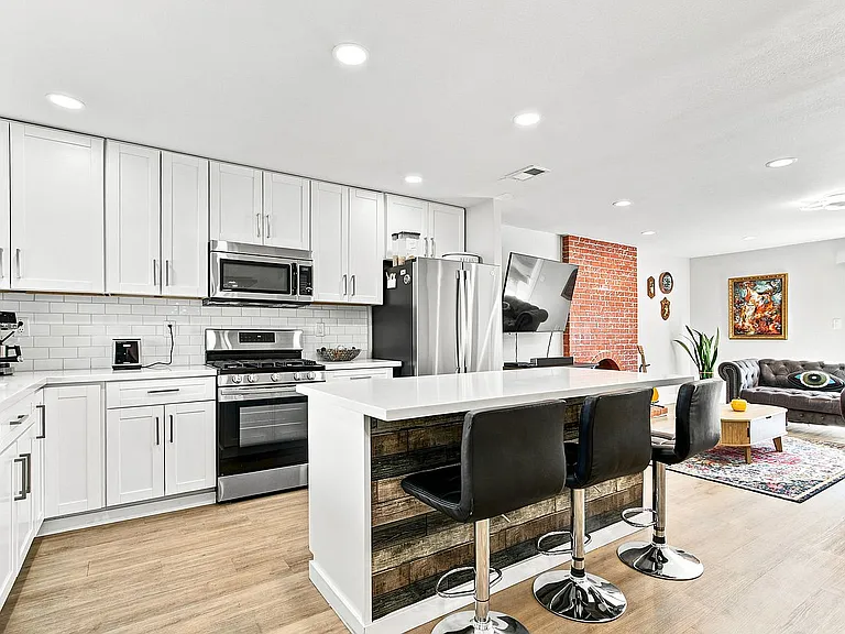 7001 Lynnetree Way — Photo 4