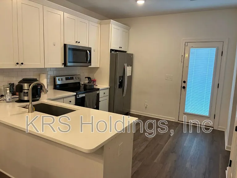 1420 Maplewood Dr #C — Photo 3