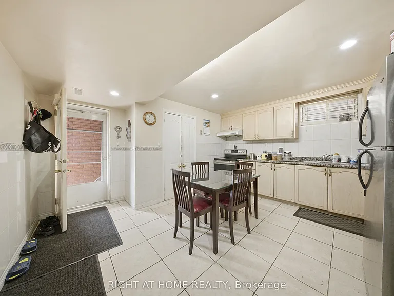 284 Maple Leaf Dr — Photo 29