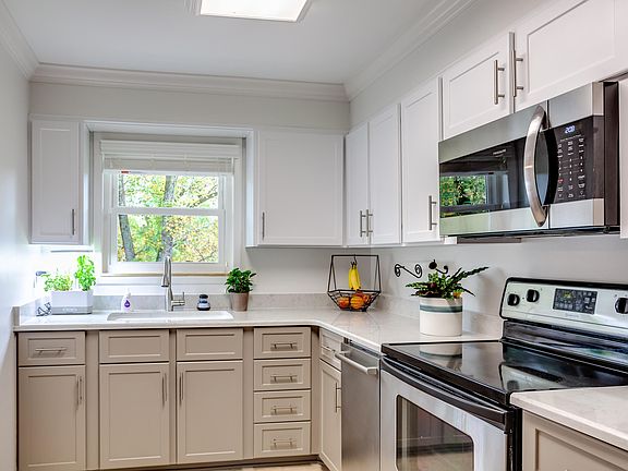 3rd image of 7532 Luscombe Dr