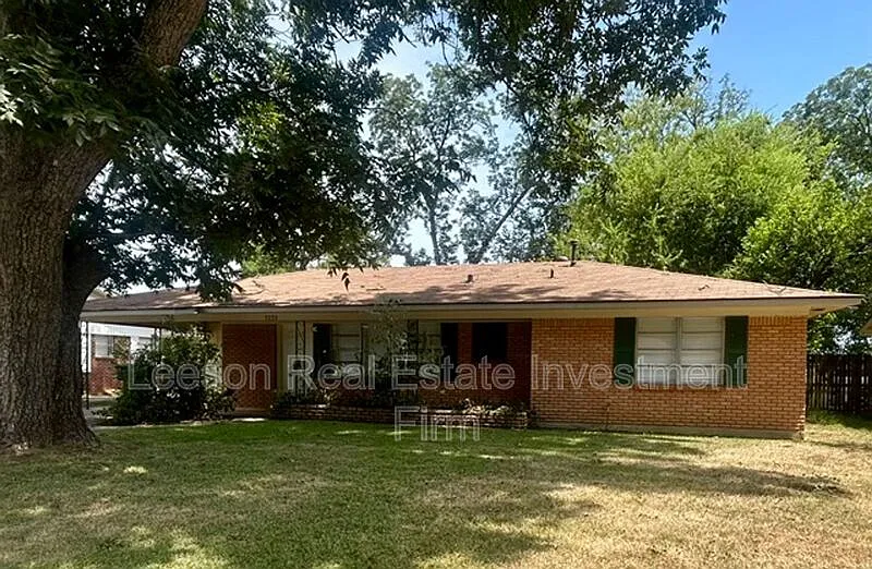 3235 Caroline Dr