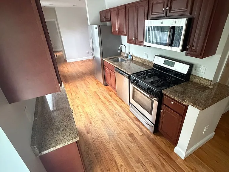 555 Winchester Ave — Photo 4