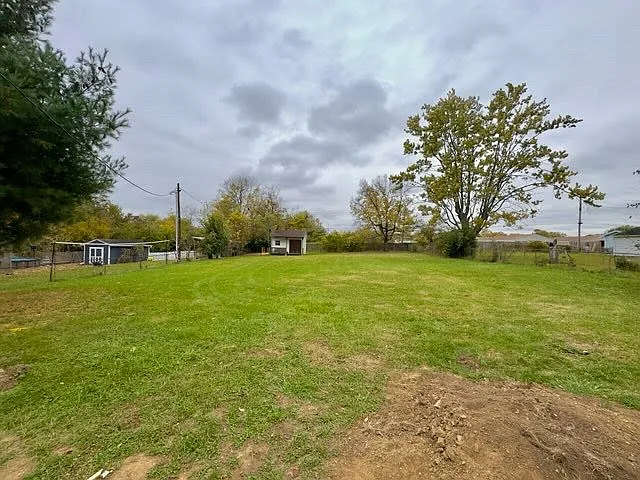 1120 Bomar Ln — Photo 2