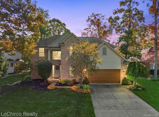 1640 S Shore Dr, Rochester Hills, MI 48307