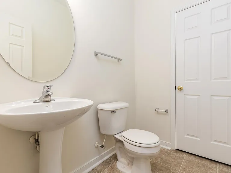 504 Queensbury Ln — Photo 26