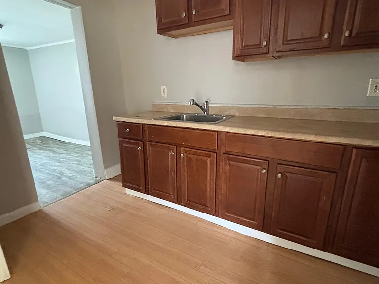 27 Hawthorne Ave — Photo 2