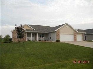 301 Marsh Hawk Dr, Le Roy, IL 61752