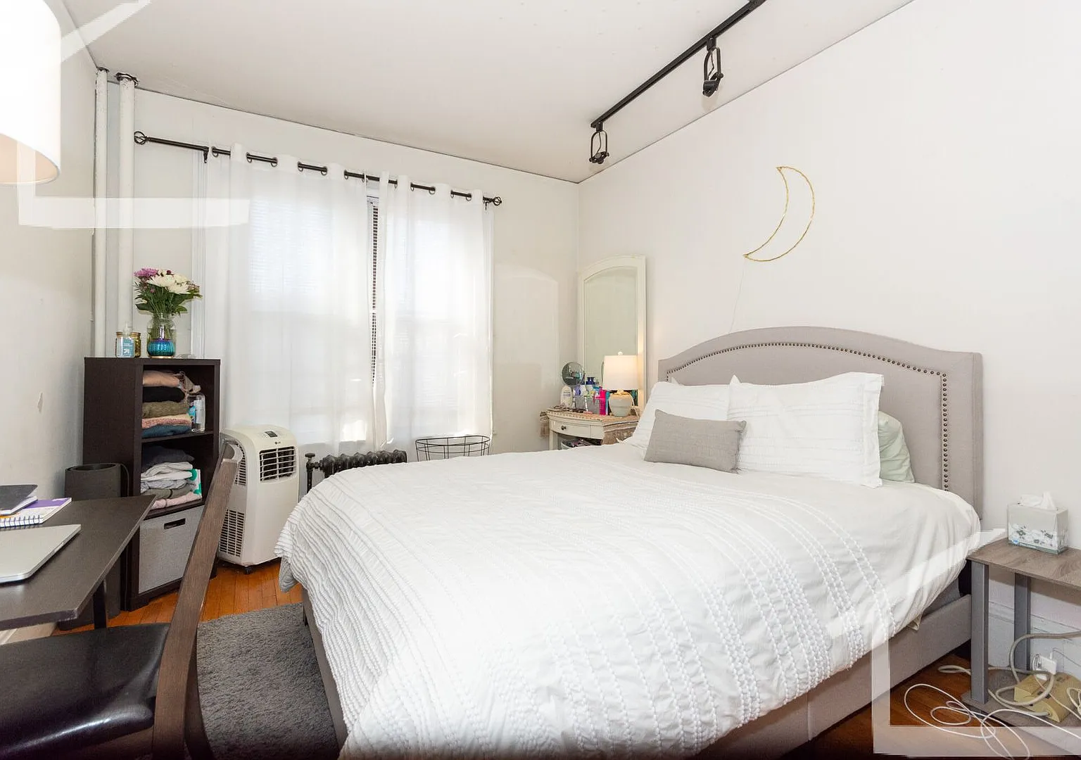 Sunny Fenway 3-Bed! — Photo 4