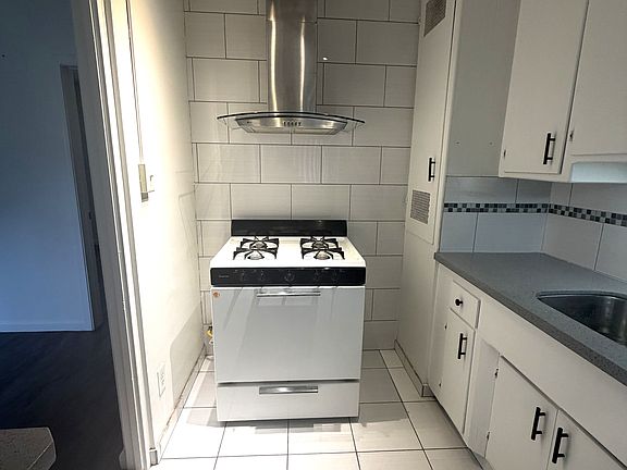 3rd image of 25 Bennett Ave APT 3