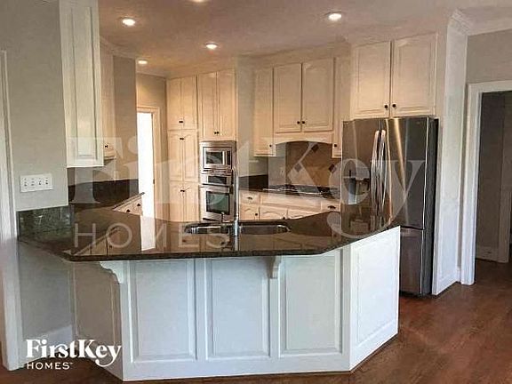 5th image of 2927 Berwick Ln