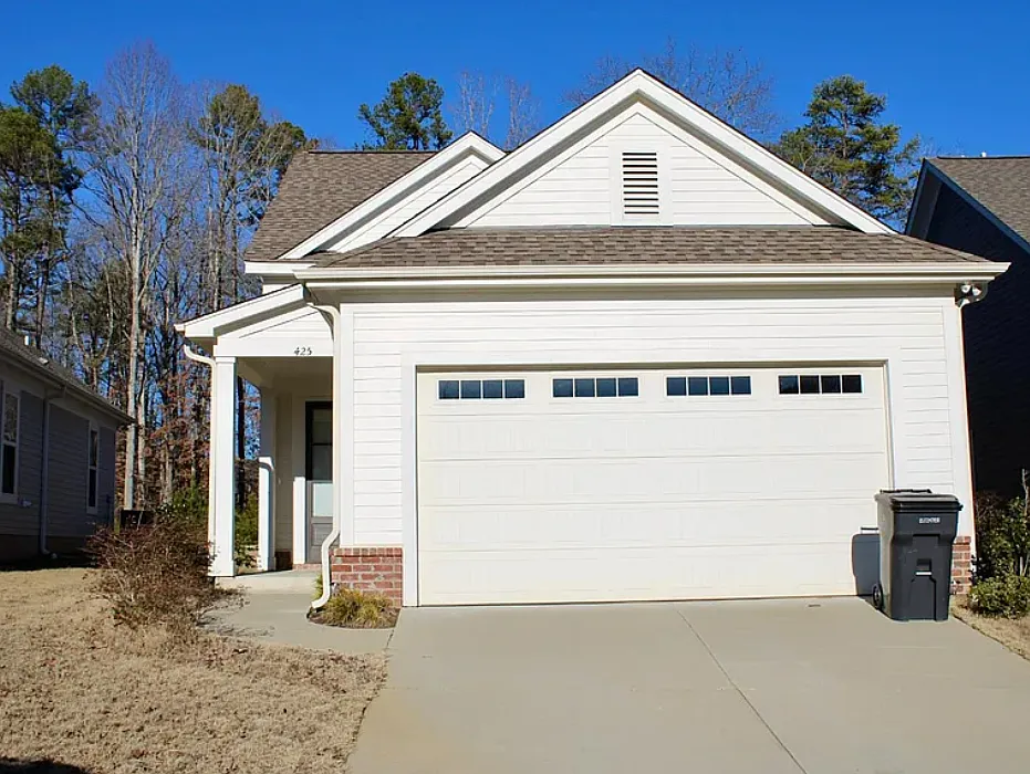 425 Live Oak Dr — Photo 1