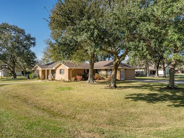 105 Alice St, Anahuac, TX 77514