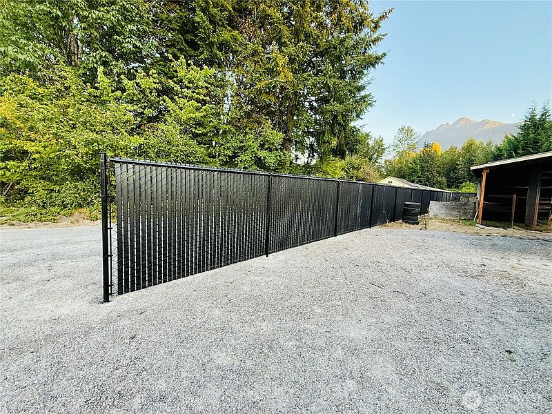 4th image of 1265 Cascade Street