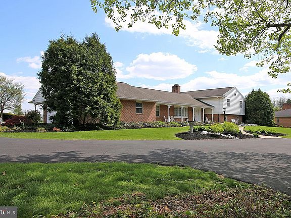 3rd image of 836 Tudor Ln