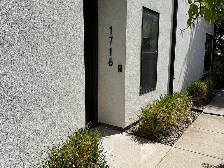 1716 Hooker St — Photo 1