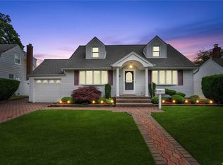 7 Mayfair Ln, Hicksville, NY 11801