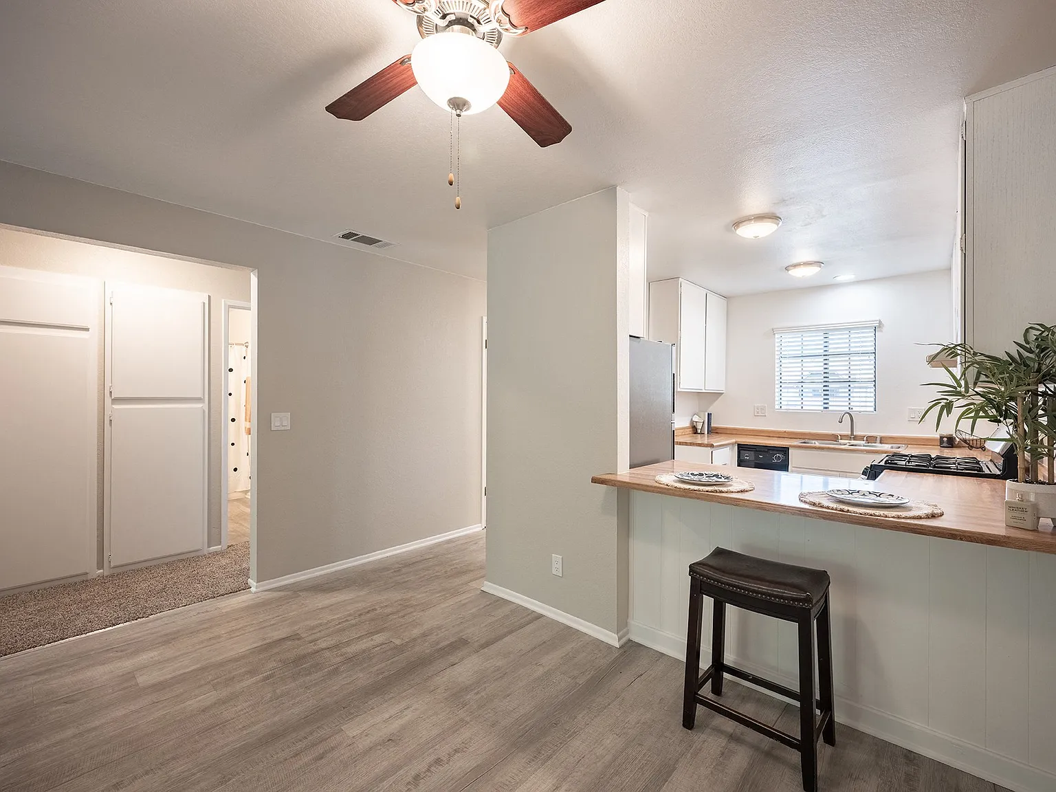 Oak Park Apartments — Photo 1