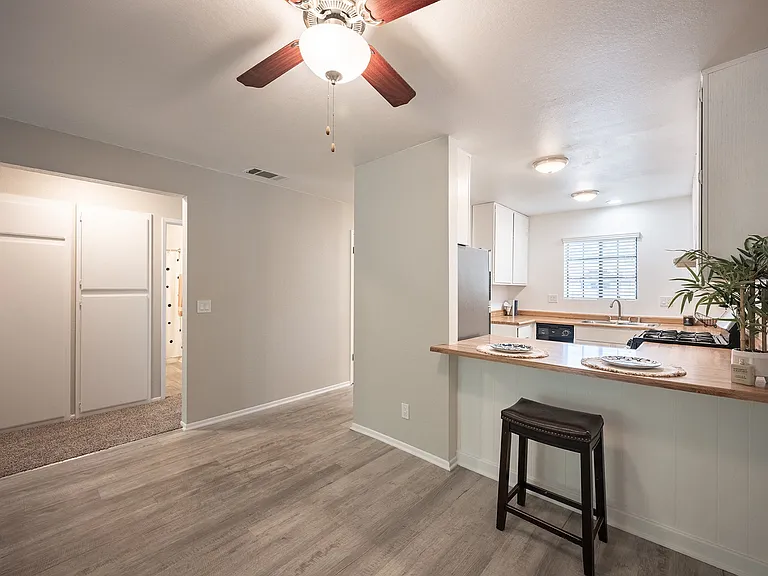 Oak Park Apartments — Photo 1