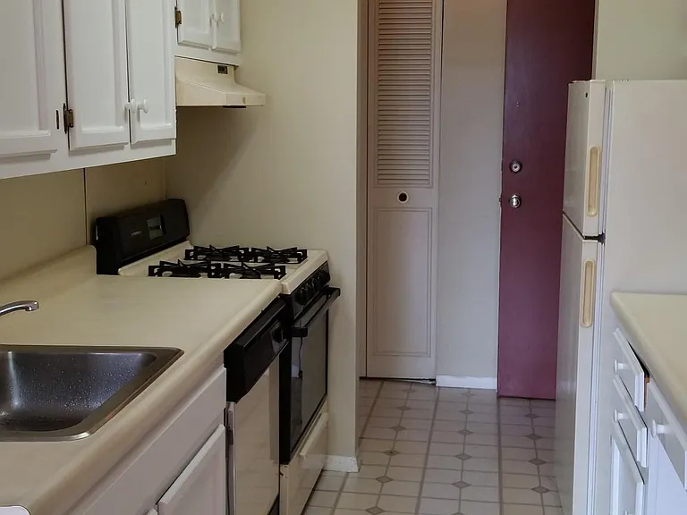50 Shrewsbury Green Dr #G — Photo 3