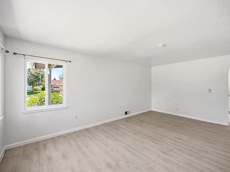 2400 Valley View Dr — Photo 5