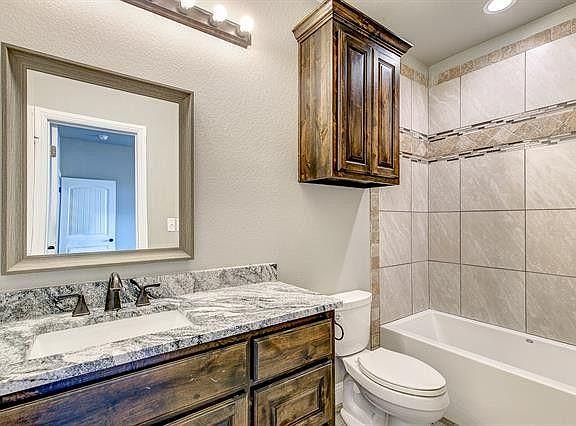 3rd image of 2220 Lakewood Trl