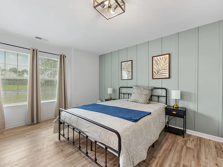 Oakshire Cir — Photo 2