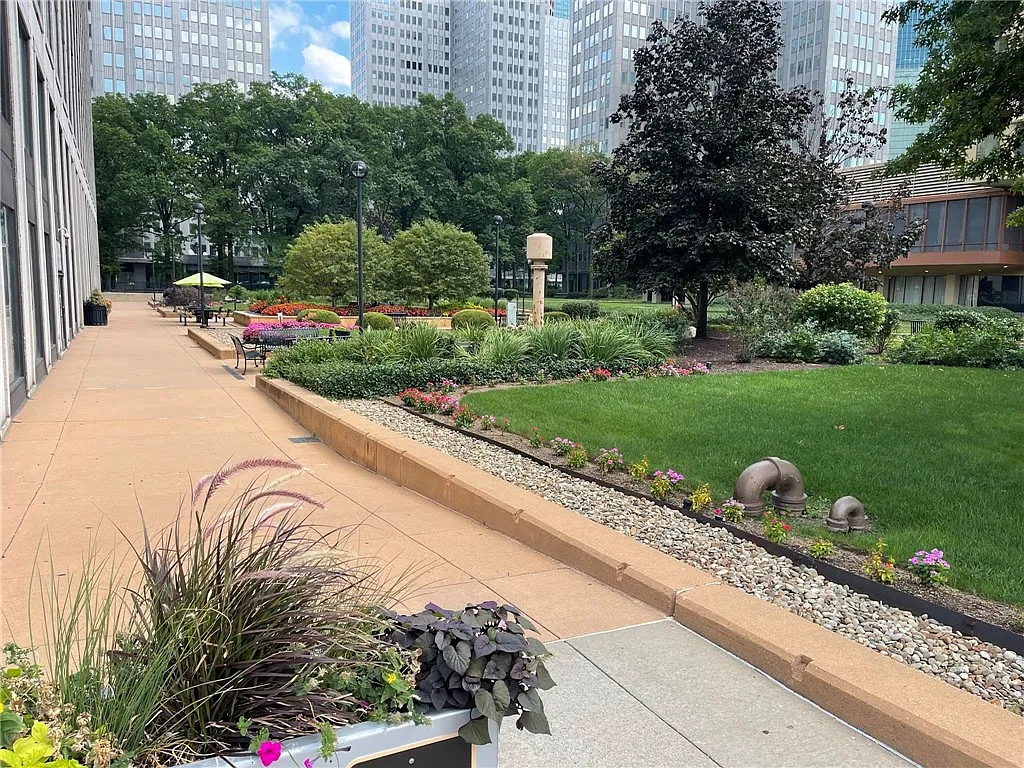 1 bed, 1090 sqft, $1,600 — Photo 4