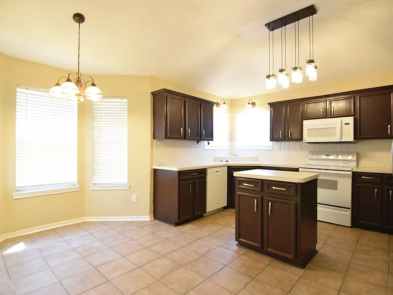 2206 Sandstone Dr — Photo 4