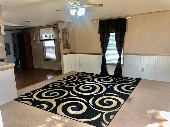 Living room (2nd angle)