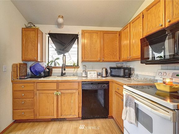 Good size kitchen with ample cabinets and counter space. 