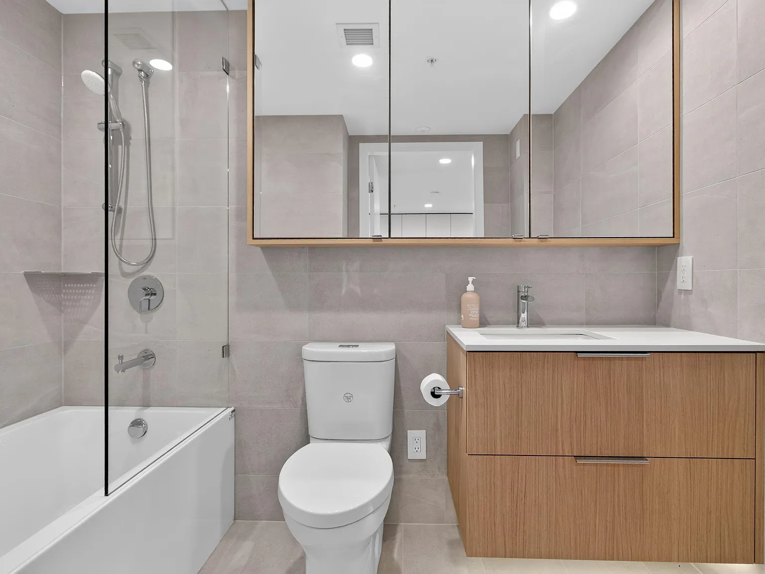 1 bed, 552 sqft, $2,650 — Photo 3