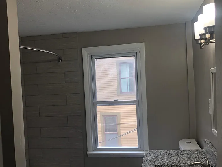 1544 W 29th St #2 — Photo 8