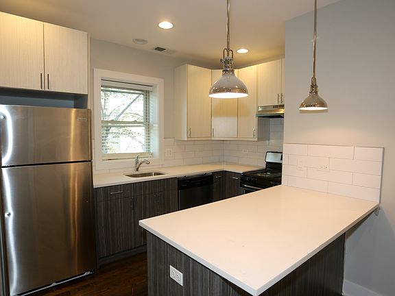 2nd image of 3915-21 N Janssen Ave #2226653