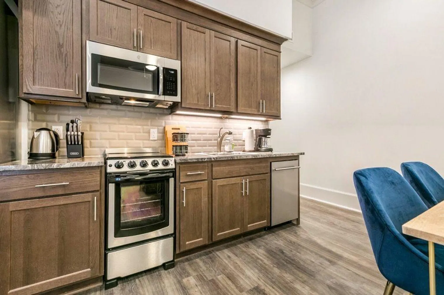 2 bed, 2.0 bath, 893 sqft, $6,338 — Photo 3