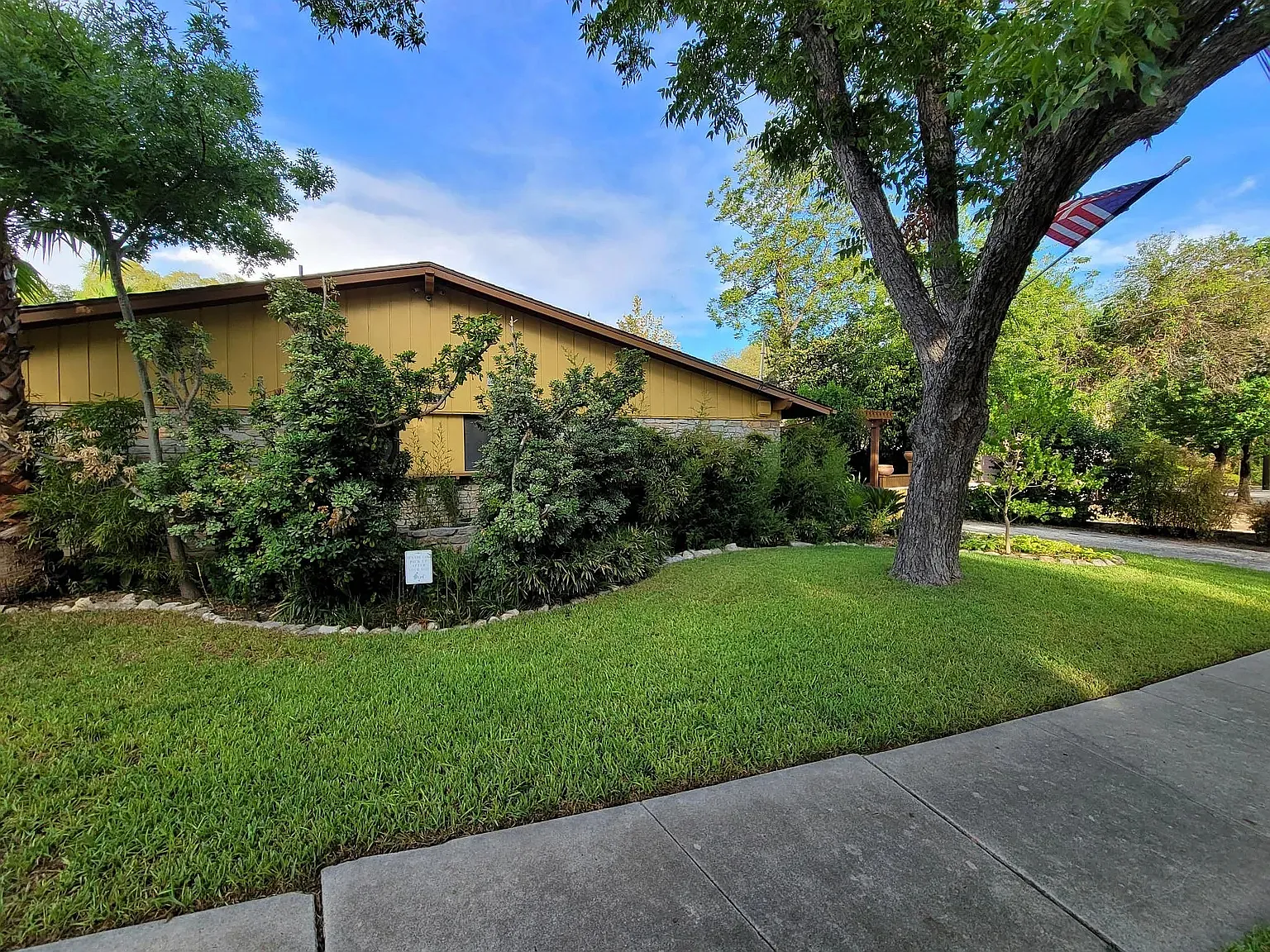 2 bed, 1.5 bath, 840 sqft, $1,465 — Photo 2