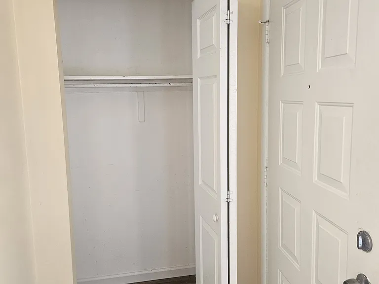 464 London Ct #464 — Photo 3
