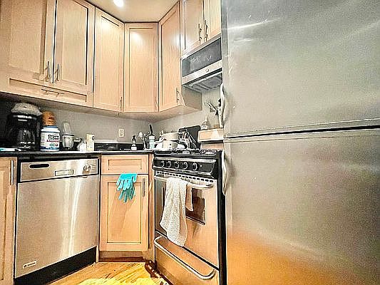 1st image of 98 Clinton St Floor 3