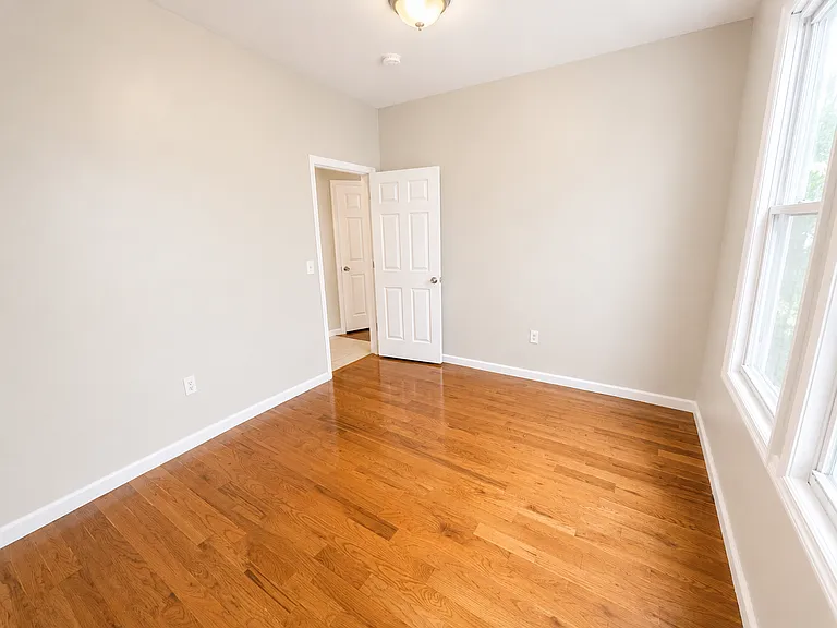379 Hawthorne Ave #3 — Photo 13