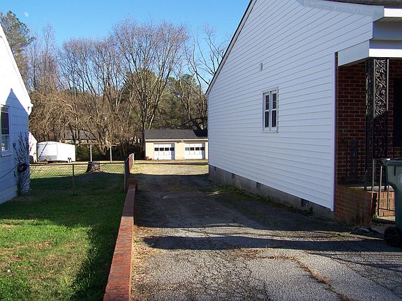 Paved drive, large lot