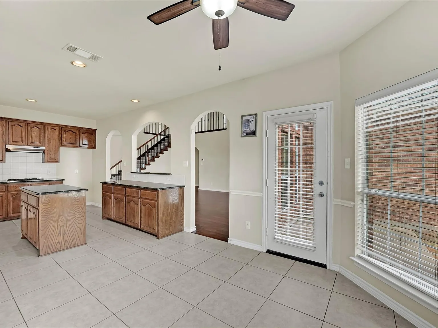 5 bed, 3.5 bath, 3508 sqft, $3,400 — Photo 2