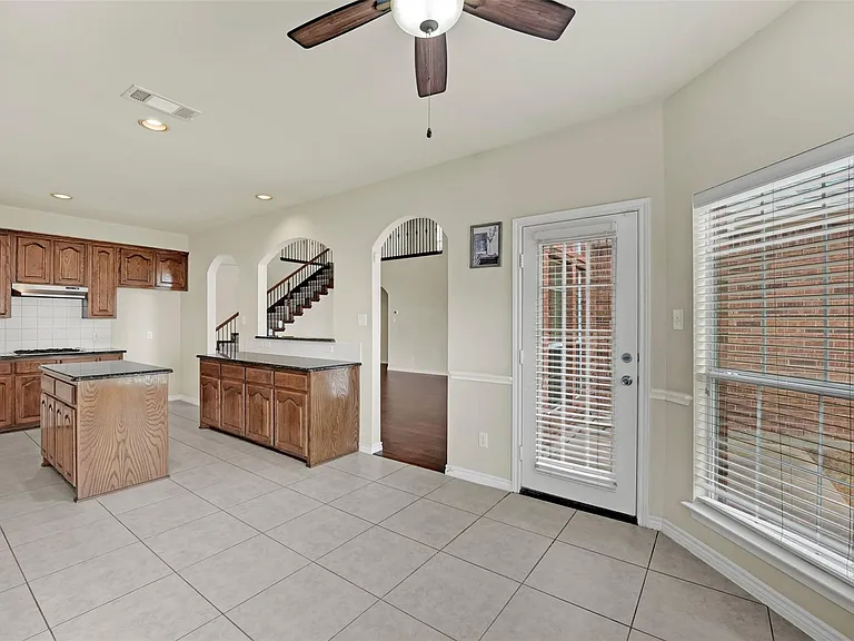 10438 Coach House Ln — Photo 2
