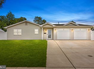 61 Mallow Ln, Levittown, PA 19054