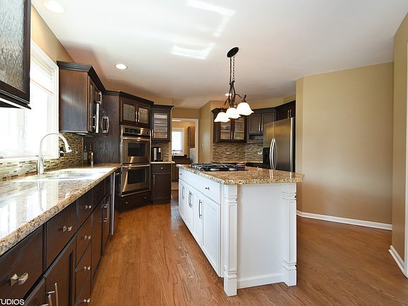 4th image of 10433 Venice Ln