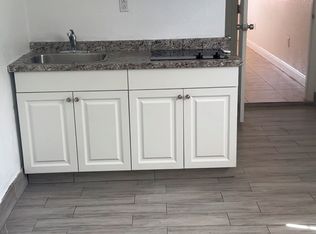 1050 NW 198th St #B, Miami, FL 33169