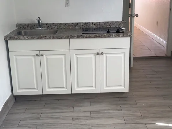 1050 NW 198th St #B, Miami, FL 33169