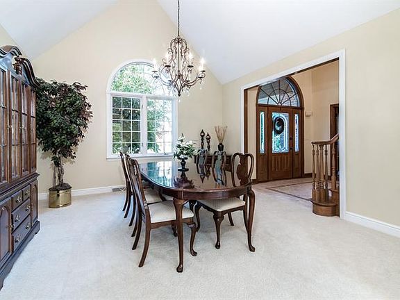 4th image of 308 Ashbury Ct